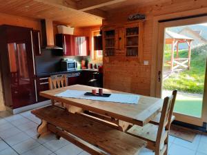 Kuchyň nebo kuchyňský kout v ubytování Le chalet de la Chouille
