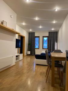 Televízia a/alebo spoločenská miestnosť v ubytovaní Apartmán Lara