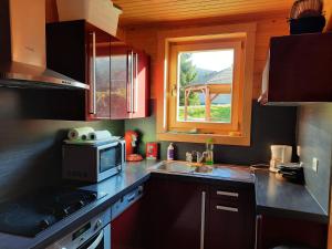 Kuchyň nebo kuchyňský kout v ubytování Le chalet de la Chouille + 8 fotografií