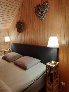 Ліжко або ліжка в номері Le chalet de la Chouille