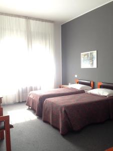 sypialnia z 2 łóżkami i dużym oknem w obiekcie Hotel Al Cason w Padwie