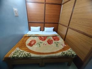 En eller flere senge i et værelse på Matri Hotel & Banquets
