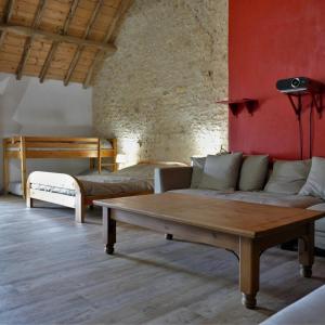 sala de estar con sofá y mesa en Chambres d'hôtes de la Grande Combe, en Mauzac-et-Grand-Castang