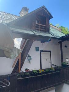 Una casa con un porche con flores. en LOFT Natalya Gold, en Český Krumlov