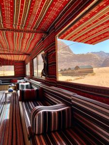 een treinwagon met twee stoelen en uitzicht op de woestijn bij Bedouin Tribe Camp Wadi Rum in Wadi Rum