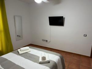 a bedroom with a bed with two towels on it at Apartamento La Rosada in Las Negras