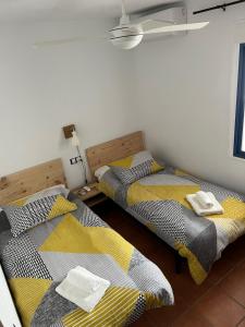 two beds sitting next to each other in a room at Apartamento La Rosada in Las Negras