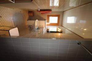 uma casa de banho com piso em azulejo e um lavatório. em Christiania 031 em Bagnes