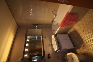 uma casa de banho com dois urinóis e um lavatório e um espelho em Christiania 031 em Bagnes