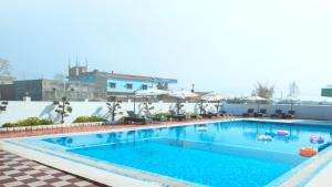 Swimmingpoolen hos eller tæt på Gautam Buddha Airport Hotel