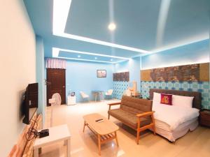 un soggiorno con un divano e un tavolo di Cat Mia Hostel a Città di Hualien