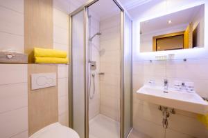 W łazience znajduje się prysznic, umywalka i toaleta. w obiekcie Hotel Garni Tyola w mieście Ischgl