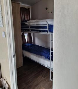 卡蘭茨奧赫的住宿－CS 9 - Vakantiepark Callassande，走廊上设有两张双层床。