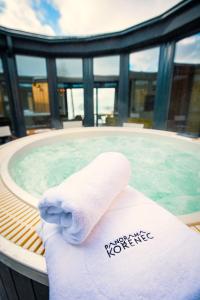 a towel sitting on top of a hot tub at Panorama Kořenec in Kořenec