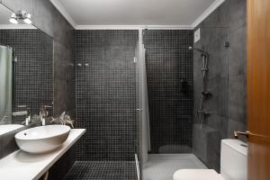 a bathroom with a shower and a sink and a toilet at Apartamento Portugal in Quarteira +4 photos