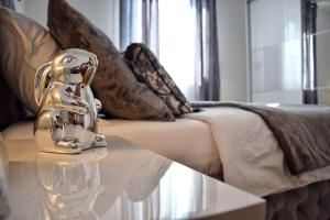 eine silberne Hundestatue auf einem Tisch neben einer Couch in der Unterkunft Luxurious Apartment Majda, 2 bathrooms and free parking in Split
