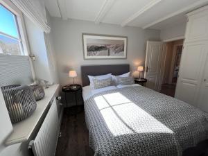 Un pat sau paturi într-o cameră la To Huus - im Süden von Westerland