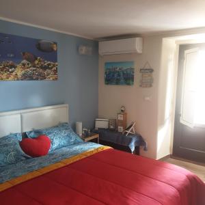 Un dormitorio con una cama con un corazón rojo. en Viky House, en Catania