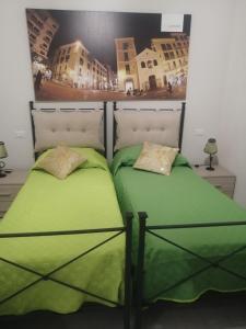 サレルノにあるTuttoincentroのベッド2台が隣同士に設置された部屋です。