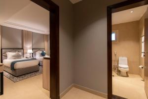Uma cama ou camas num quarto em Enala Hotel Apartments- Tabuk