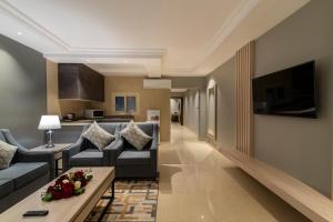 Uma televisão e/ou sistema de entretenimento em Enala Hotel Apartments- Tabuk