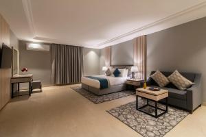 Uma área de estar em Enala Hotel Apartments- Tabuk