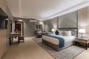 Postel nebo postele na pokoji v ubytování Enala Hotel Apartments- Tabuk
