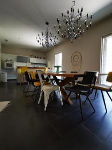 ein Esszimmer mit Tisch und Stühlen in der Unterkunft La villa Marseillanaise in Marseillan