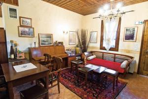 a living room with a couch and a table at Villa Kastanodasos in Emporio