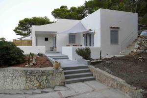 a white house with stairs in front of it at Dimora delle Tonnare in Favignana