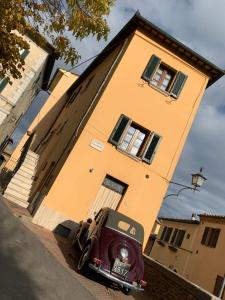 un coche aparcado frente a un edificio en La Casa degli Archi, en Montepulciano