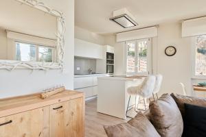 A kitchen or kitchenette at Villa Paier Relais & Pool
