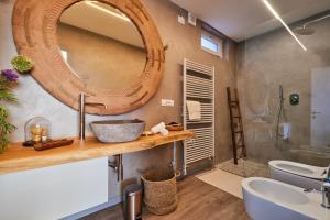 A bathroom at Villa Paier Relais & Pool