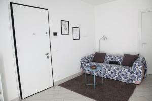 ein Wohnzimmer mit einem Sofa und einem Spiegel in der Unterkunft Villa Schiaffino Appartamento al Primo Piano in Deiva Marina