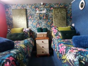 duas camas sentadas uma ao lado da outra num quarto em JASMINE CORAL JAY Boutique Boatel Ocean Village em Gibraltar