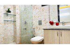 Un baño de BluO 2BHK - Greater Kailash Lift Balcony Parking