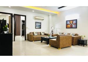 Una sala de estar con dos sofás y una mesa. en BluO 2BHK - Greater Kailash Lift Balcony Parking, en Nueva Delhi