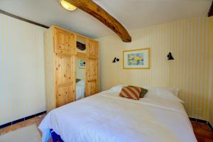 罗克布吕讷-卡普马丹Ancienne Mairie Vieux Village Roquebrune 3 bedroom apartment的房间里有一张白色床的卧室