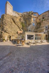 罗克布吕讷-卡普马丹Ancienne Mairie Vieux Village Roquebrune 3 bedroom apartment的山前带桌椅的建筑