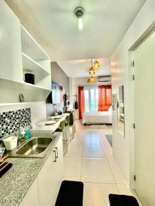 eine Küche mit einem Waschbecken und ein Zimmer mit einem Bett in der Unterkunft Cool Suites at Wind Residences Tagaytay Staycation- IM HANA 1 in Tagaytay