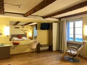 TV a/nebo společenská místnost v ubytování Hotel Murtenhof & Krone
