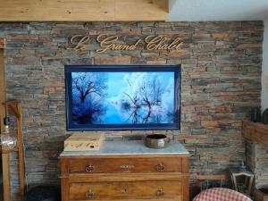 
A television and/or entertainment center at Chambres d'hôtes Le Grand Chalet
