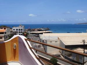 een balkon met uitzicht op de oceaan bij Zena Star in Tarrafal