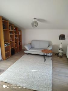sala de estar con sofá y mesa en Urlaub im schönen Nussdorf/Inn, en Nussdorf am Inn