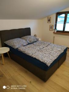 Cama en habitación con cama sidx sidx sidx sidx sidx sidx sidx sidx en Urlaub im schönen Nussdorf/Inn, en Nussdorf am Inn