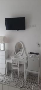 - un bureau blanc avec un miroir et une chaise dans l'établissement B&B La Maddalena, à Sammichele di Bari
