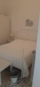 - un lit blanc dans une chambre avec un bol dans l'établissement B&B La Maddalena, à Sammichele di Bari