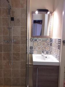 y baño con ducha, lavabo y espejo. en Cap Esterel studio H3, en Agay - Saint Raphael