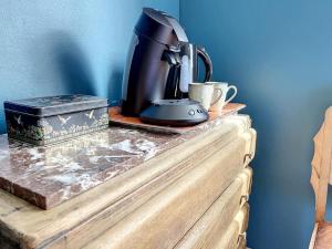 - une table avec une bouilloire et une tasse dans l'établissement Chez Amélie, à Crémieu