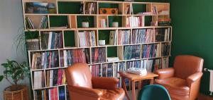 a book shelf filled with lots of books at Chambre d'Amandine in Gerpinnes